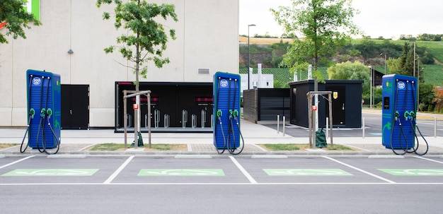 Auto elektryczne gdzie ładować podczas codziennej jazdy?