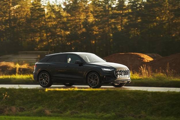 Czym wyróżnia się smart 3 brabus samochód suv?