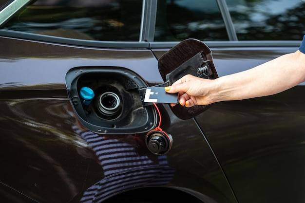 Ile kosztuje ładowarka do samochodu i od czego zależy jej cena?