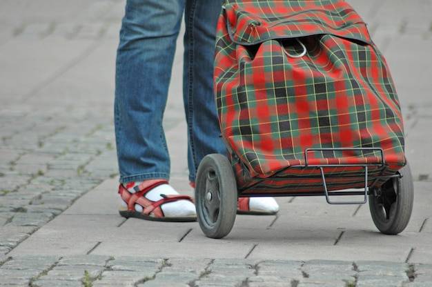 Hulajnoga na małych czy dużych kołach która sprawdzi się lepiej?