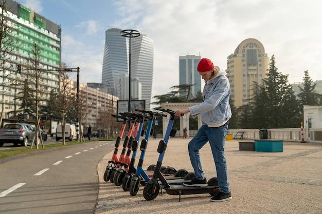 Ile kosztują hulajnogi miejskie i od czego zależą ceny?