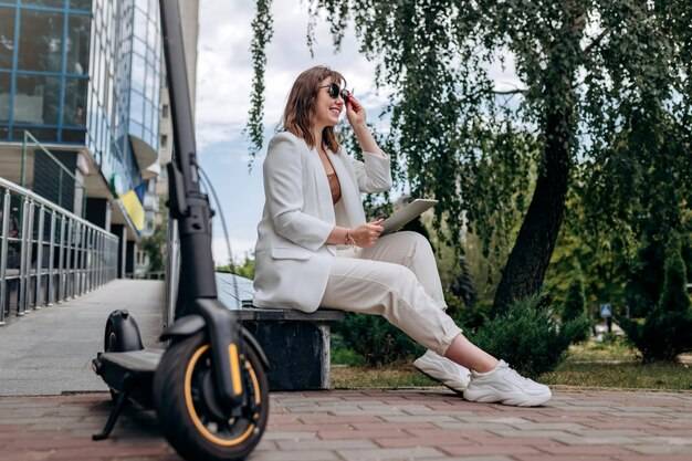 Jaka hulajnoga elektryczna do 1500 zł sprawdzi się w codziennych dojazdach?