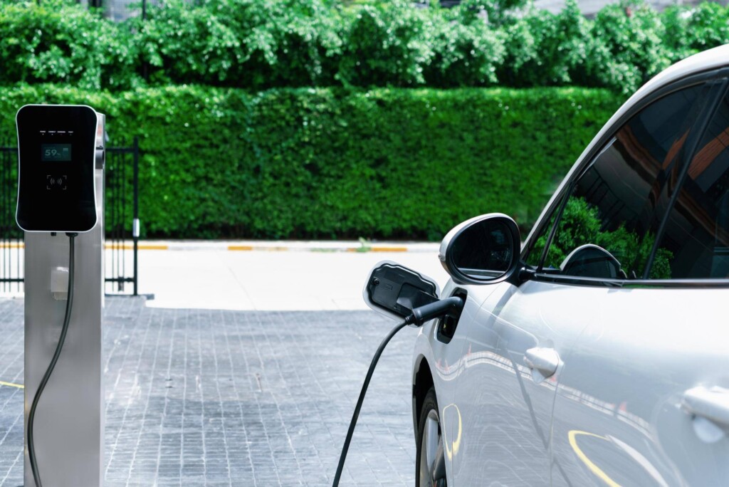 Jak ładować elektryczne auto w domowych warunkach?