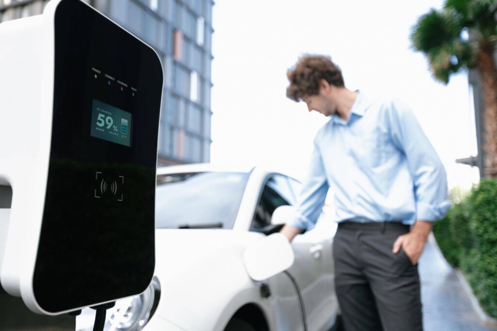 Tesla jak długo się ładuje w domowych warunkach?