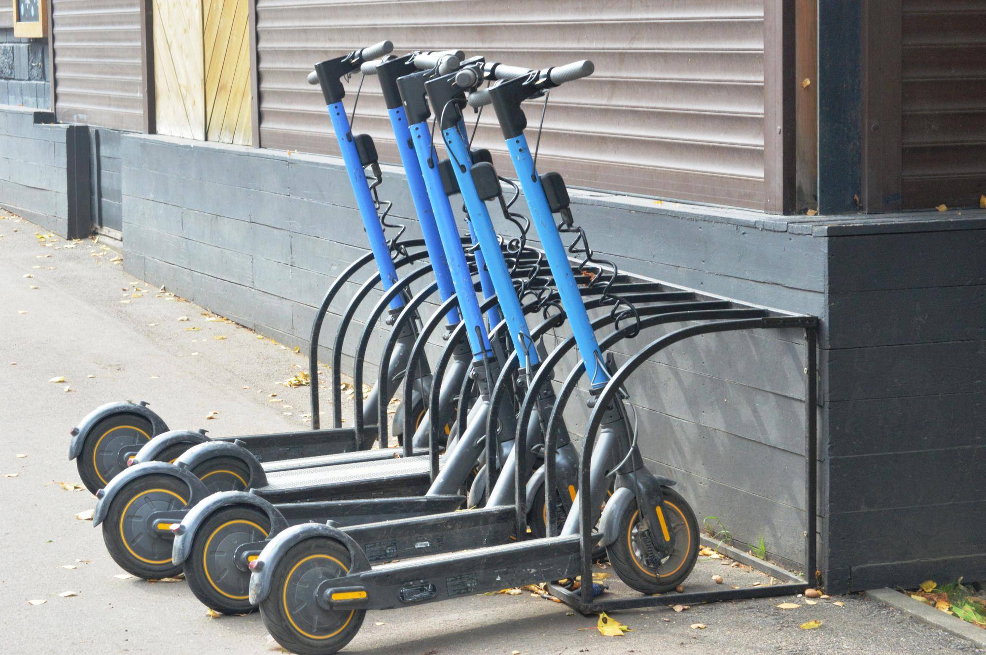 Jak się składa hulajnogę elektryczną i na co zwrócić uwagę?