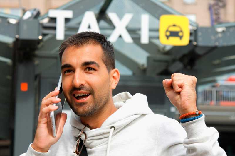 Ile naprawdę zarabia kierowca taxi? Odpowiadamy