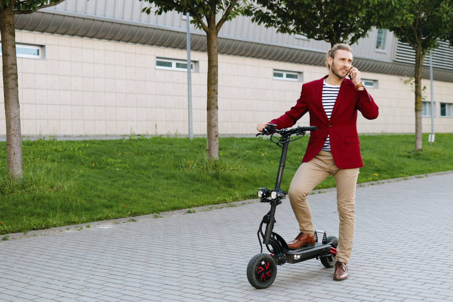 Jaka hulajnoga elektryczna do 1000 sprawdzi się na co dzień?