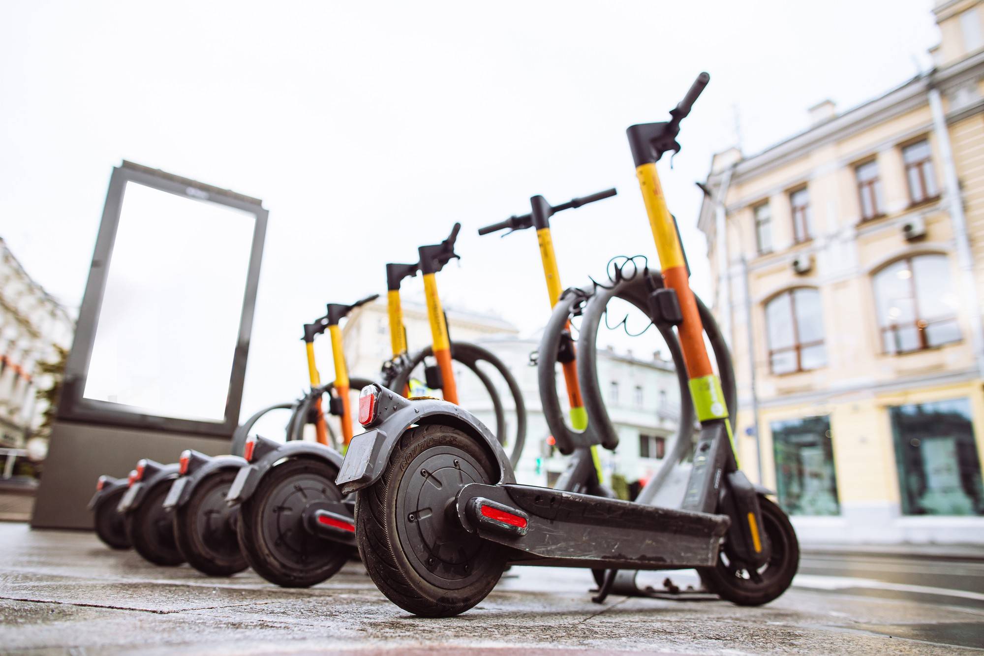 Po ile są hulajnogi elektryczne w sklepach i na rynku wtórnym?